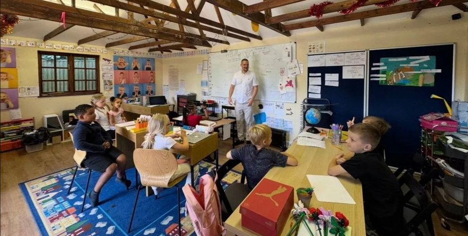 Британець вклав 150 тисяч фунтів у домашню школу, яку побудував у дворі