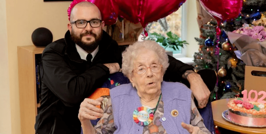 102-летняя женщина, старушка, пенсионерка, дом престарелых, стриптиз, танцор, танцы для взрослых, день рождения