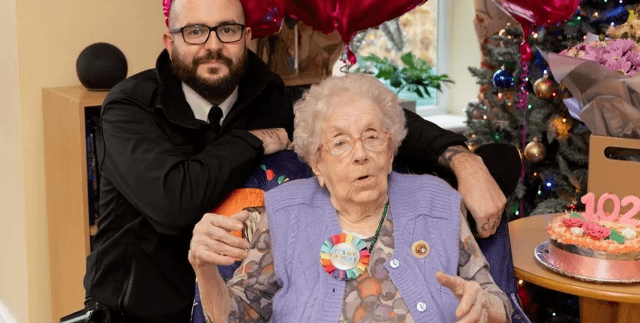 102-летняя женщина, старушка, пенсионерка, дом престарелых, стриптиз, танцор, танцы для взрослых, день рождения