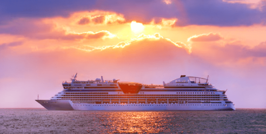 Лайнер на закате