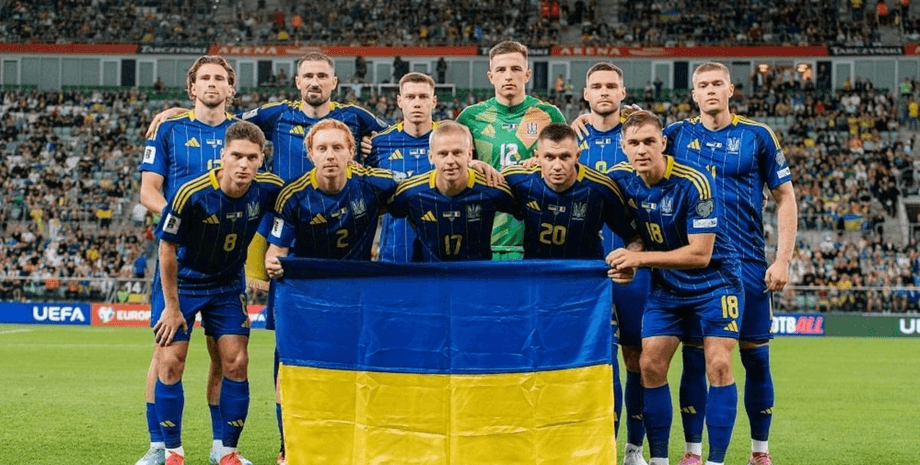 Игроки сборной Украины в начале отборочного матча на Чемпионат мира с национальным флагом