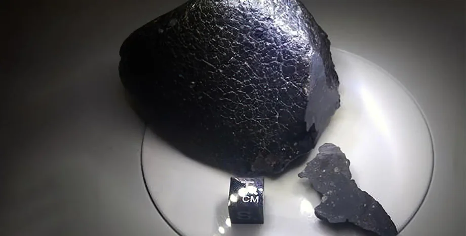 MIT, вчені, ручні магніти, мисливці за метеоритами, наукові дані, магнітна пам'ять, Північно-Західна Африка 7034, Чорна красуня, Марс, планетологія, вимірювачі сприйнятливості, перемагнічені породи, материнські тіла, Сонячна система, Альєнде