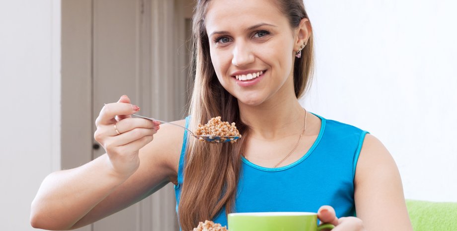 Девушка ест гречку
