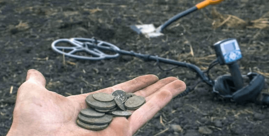 Мужчина вышел с металлоискателем в поле и нашел древние монеты