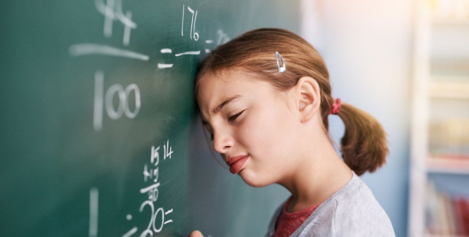 ЗНО з математики, дівчинка біля дошки, математика в школі