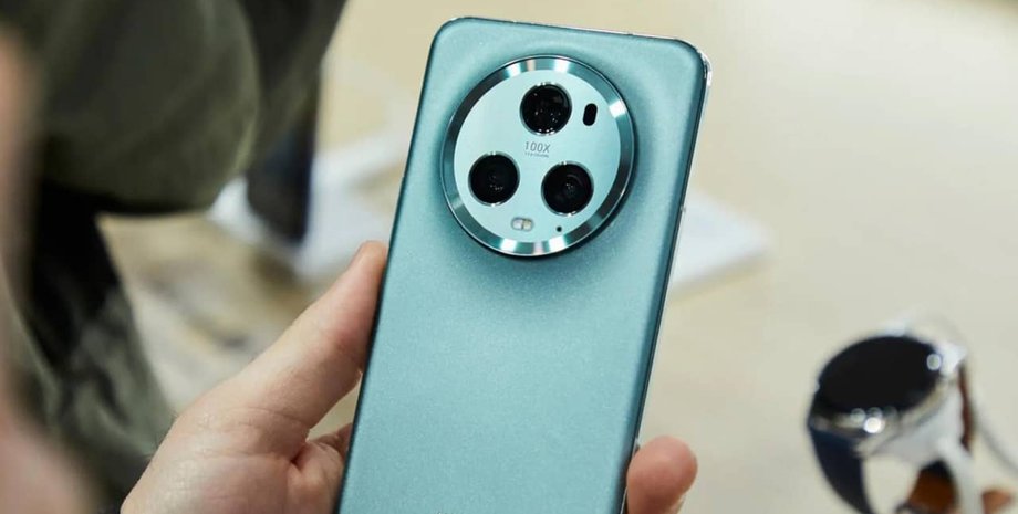 Смартфон Honor Magic6 Pro в руках