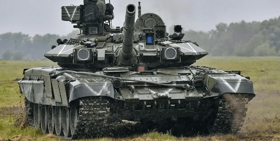 Танк Т-90 ЗС РФ Танк Т-90 ЗС РФ їде по полігону