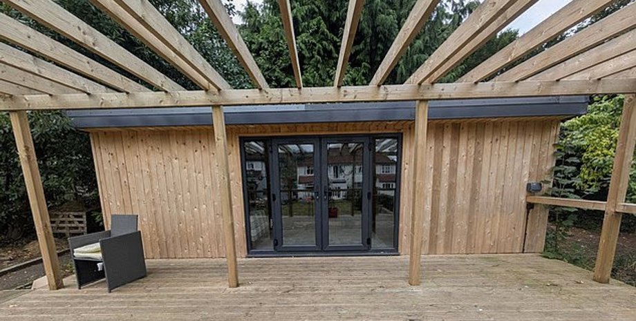 Семья строит забор для соседей