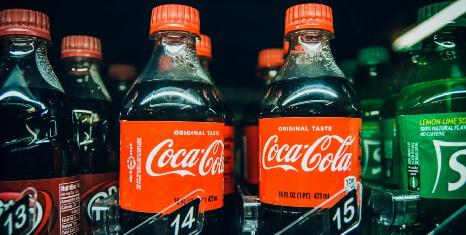Напиток Coca-Cola на витрине Coca-Cola, напиток, витрина, холодильник