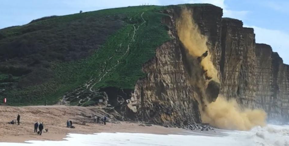 Скала обвалилась в море, инцидент в Великобритании, видео, YouTube, курьез, туризм, путешествия, видео, YouTube