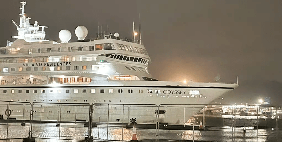 Круизный лайнер Villa Vie, на котором живут как люди отказавшиеся от жилья, так и туристы