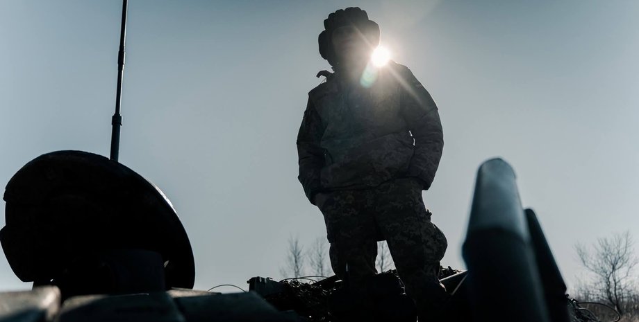 боец ВСУ на танке