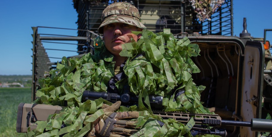 На агрегатному заводі урбанізована місцевість, де дуже легко тримати оборону, по...