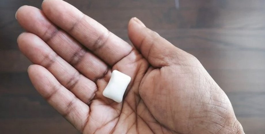 Жевачка, жевательная резинка, рука