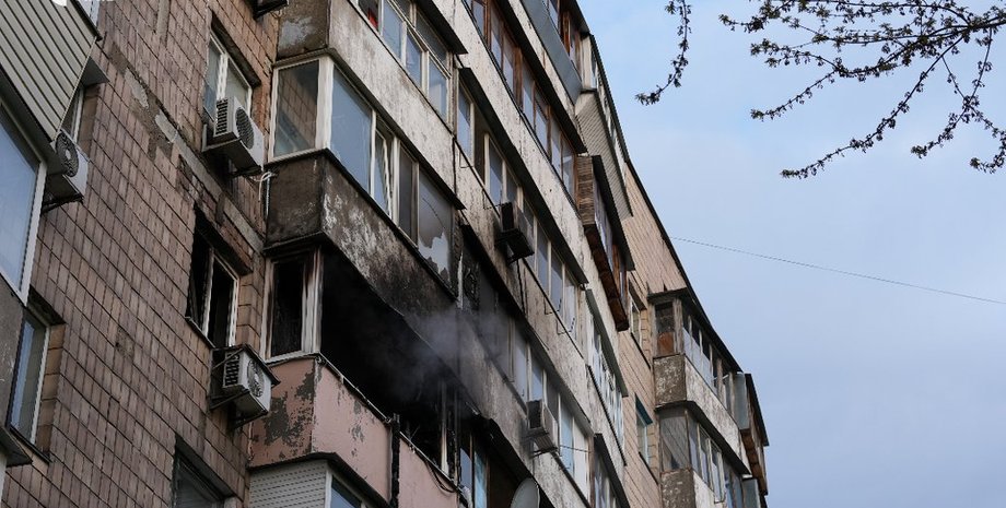Усі квартири під'їзду пошкоджені: ЗМІ показали наслідки пожежі в будинку Голосіївського стрільця