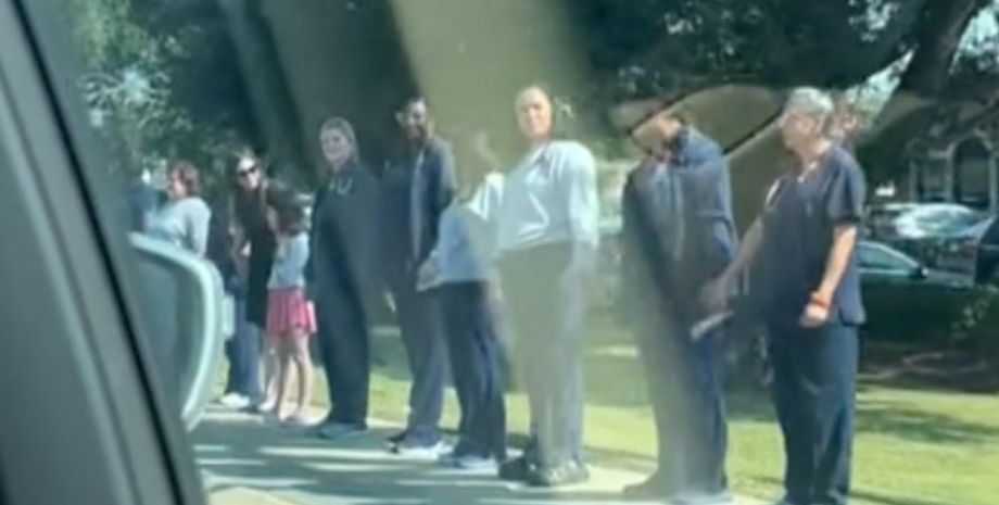 Жінка показала зворушливе відео, як колеги вшанували пам'ять її батька