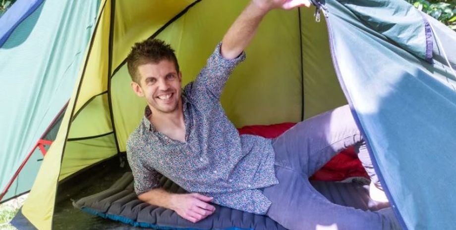 Стюарт Гамільтон, Велика Британія, батько двох дітей спить у наметі, щоб нормально відпочивати ночами