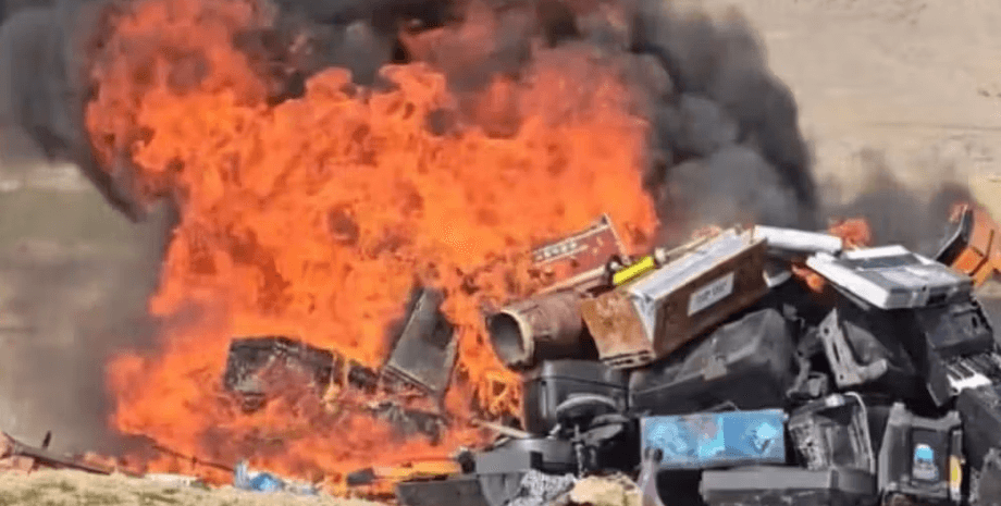 Талибы сожгли музыкальные инструменты