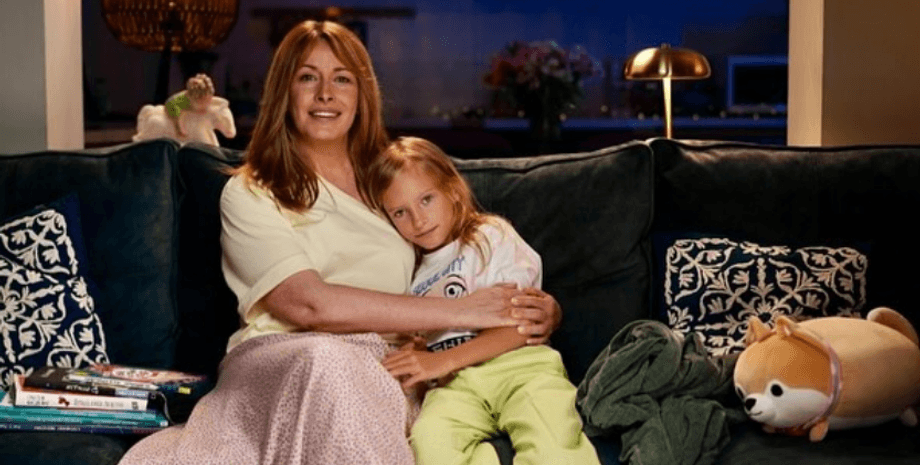 Олена Кравець, донька Катя, диван, іграшки