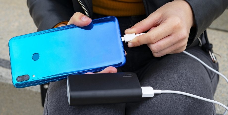 Смартфон подключают к пауэрбанку смартфон, зарядка, пауэрбанк