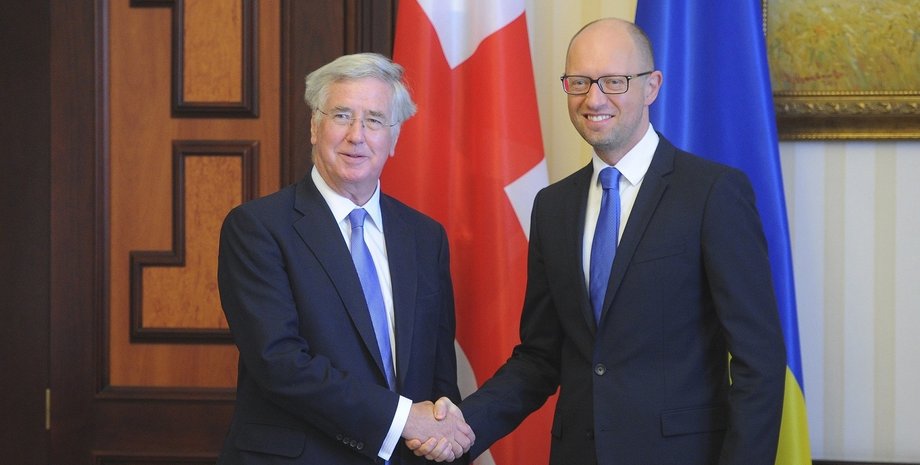 Арсений Яценюк и Майкл Фаллон / Фото пресс-службы Кабмина