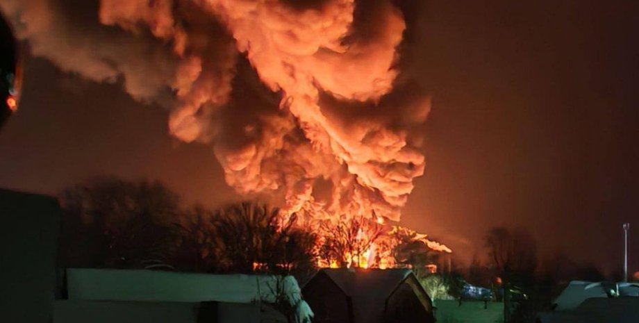 Дроны атаковали нефтебазу в Псковской области БПЛА атака Великие Луки