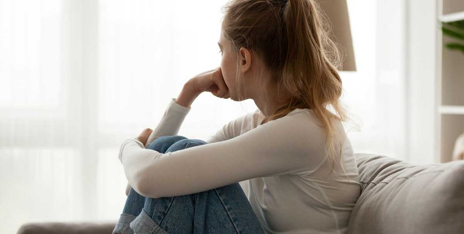 Девушка сидит на диване