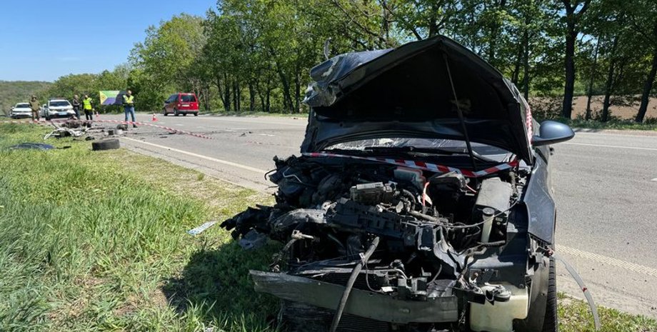 Разбитый автомобиль на дороге в Полтавской области