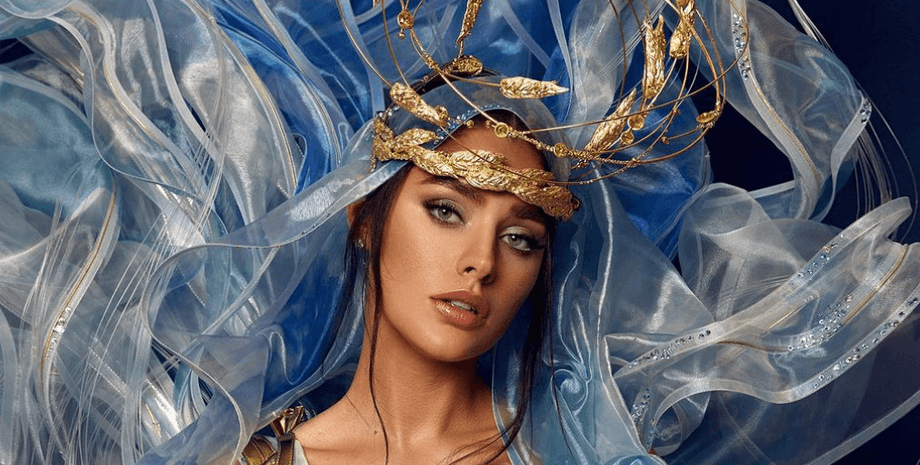 Сукня має колір планети Земля та вишиті вручну сузір'я