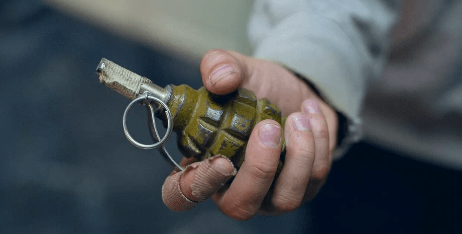 Чоловік зробив пропозицію руки з гранатою