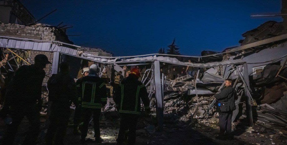 Разбор завалов, место обстрела в Краматорске