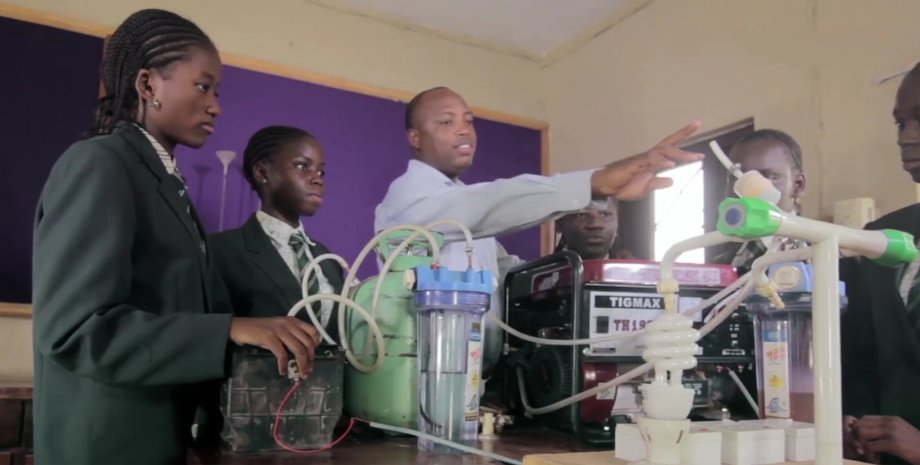 Команда из Нигерии представила генератор на моче