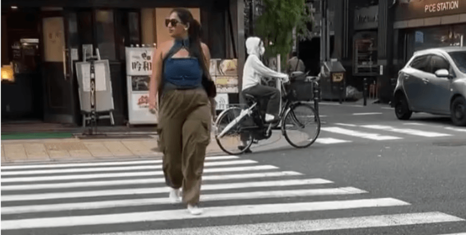 блогерка, білі шкарпетки, вулиці Японії, вулиці Токіо, чистота, найчистіша країна