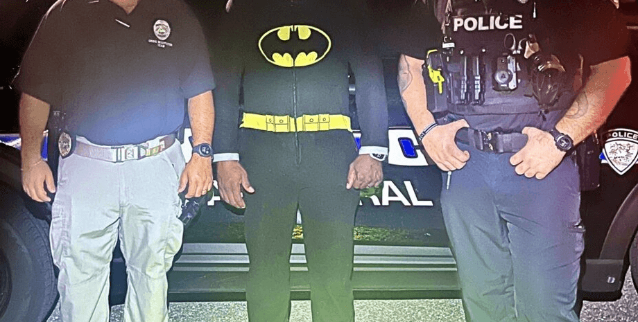 Правосудие уже здесь: мужчина в ночной пижаме супергероя задержал грабителя