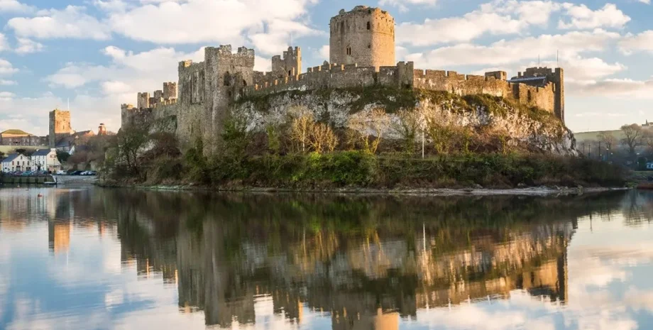 Печера розташована під замком