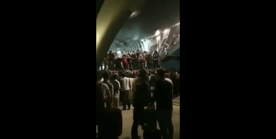 Черга біля транспортного літака ВПС США в Кабулі