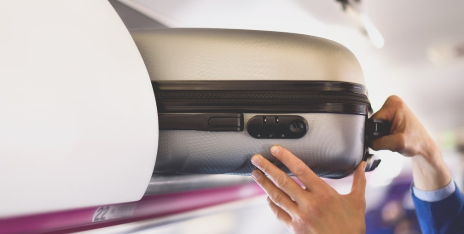 Багаж, аэропорт, чемодан Багаж в аэропорту, чемодан, скандал в аэропорту, самолет, перелет, курьезы, Кипр, Великобритания