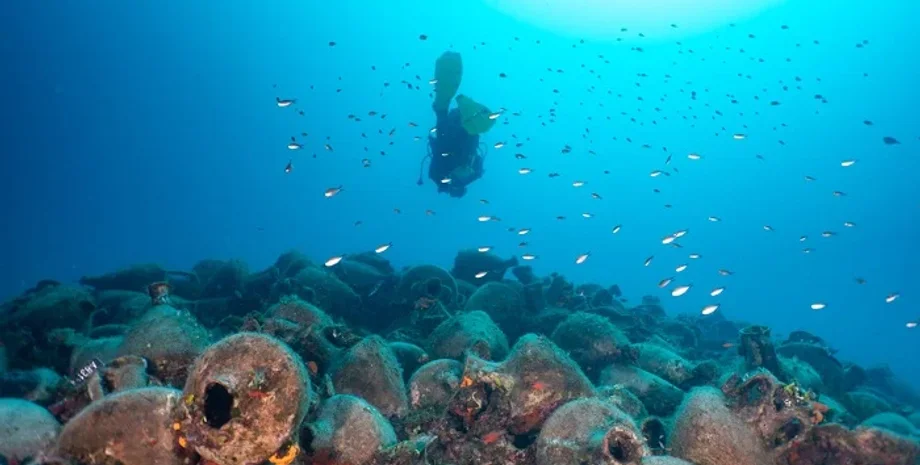 дайвери, корабель, амфори, античність, підводний світ, музей, підводний музей, торгове судно, історія, Греція, дослідження, античний світ, море, глибина, відкриття, Афіни, корабель аварія, археологія, стародавня греція