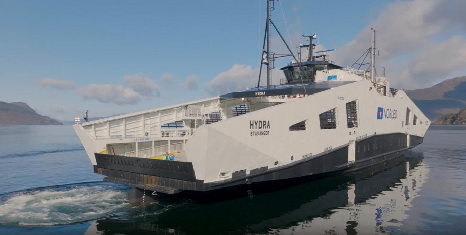 Le ferry MF Hydra mesure 82 mètres de long peut transporter 300 passagers et 80 ...