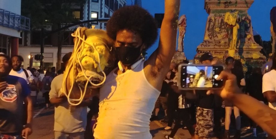 Часть памятника в городе Портсмут. Фото: Twitter @BrettHNews