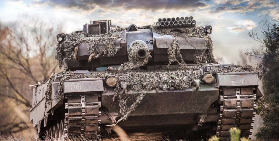 Танк Leopard 2 важке озброєння техніка