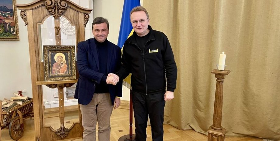 Teilen: Der italienische Senator und Vorsitzende der lokalen liberalen Partei „D...