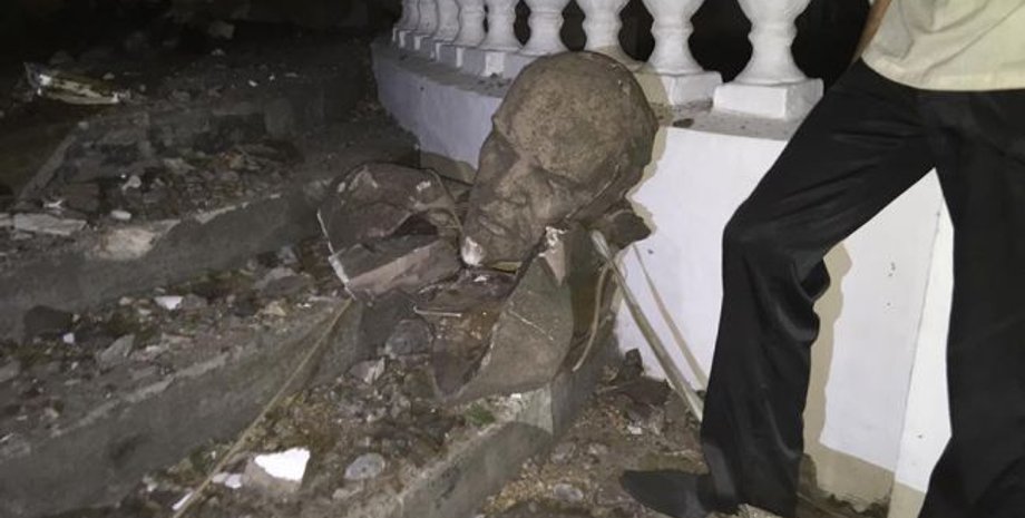 Разрушенный памятник Ленина / Фото: Facebook