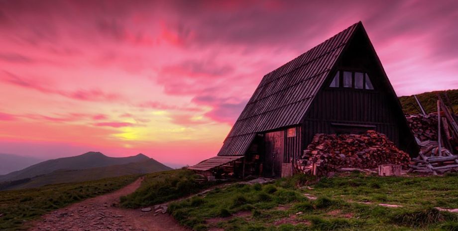 Мистическая история во время путешествия, девушка нашла в горном доме записку с предупреждением