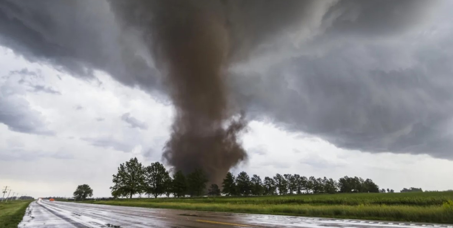 Большинство людей выживают в торнадо, но ученые советуют избегать попадания в них торнадо, смерчи торнадо
