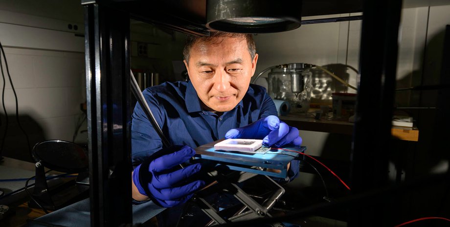 Чуньлей Го тестує сонячний термоелектричний генератор
