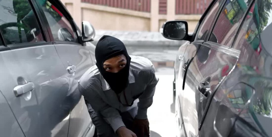 угон машин в китае Подозреваемый мужчина угнал 8 автомобилей в китае