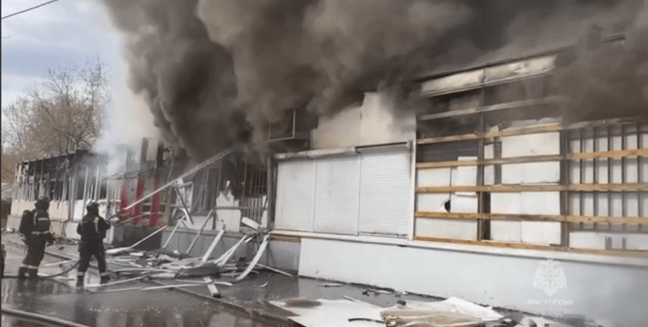 Горит кафе: в центре Москвы вспыхнул пожар