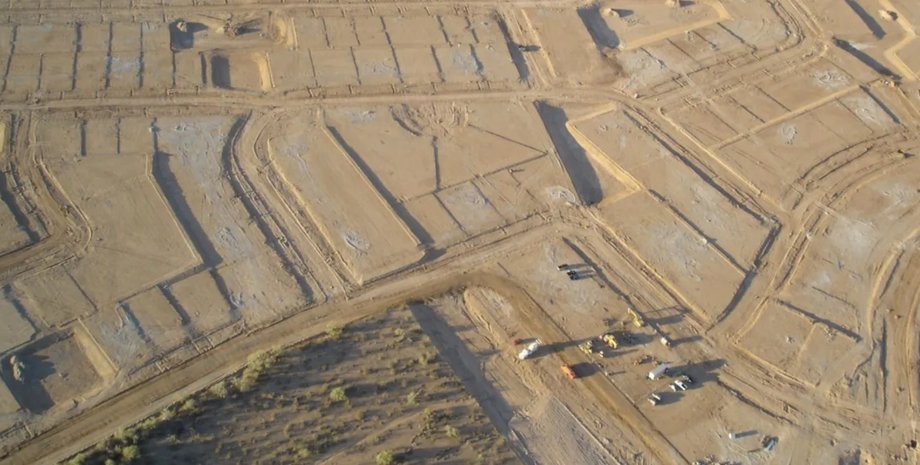 В США миллиардеры покупают пустые участки земли в пустыне Разметка элитных участков в пустыне Саммерлина (США) перед строительством The Summit Club