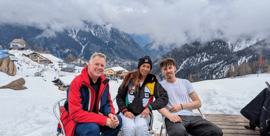 Джон і Вікі Емброуз із сином на гірськолижному курорті в Альпах неподалік від їхнього будинку в П'ємонті